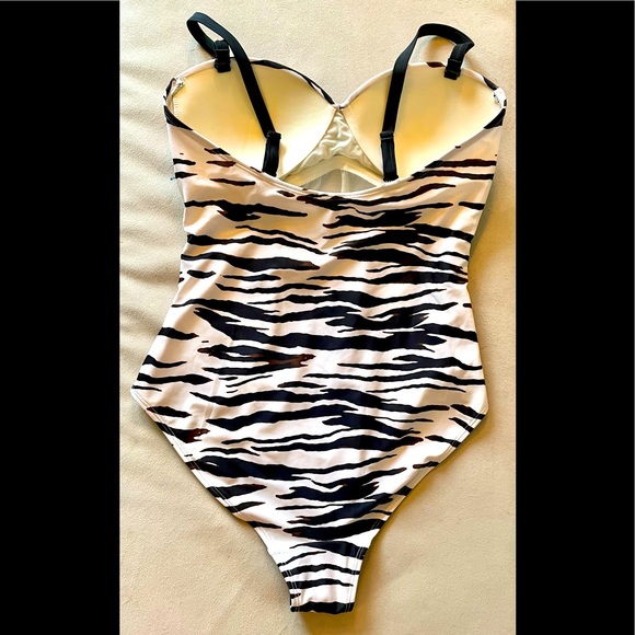 🆕 PRIMARK One Piece - Picture 3 of 5